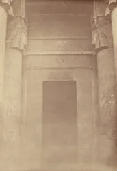 La entrada interior del Templo de Denderah